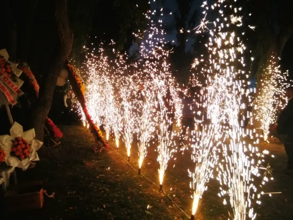 Sünnet düğünü için sahne kurulumu ve açık hava organizasyonu