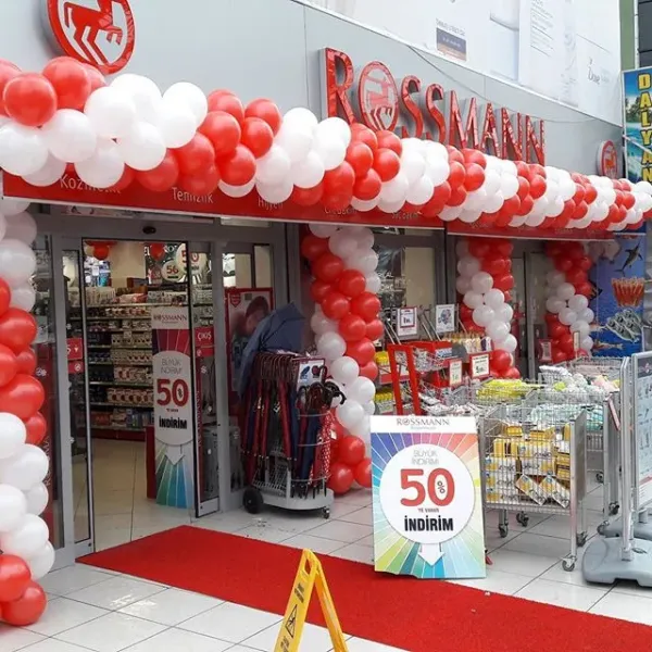 Mağaza girişi için kırmızı beyaz balon süsleme